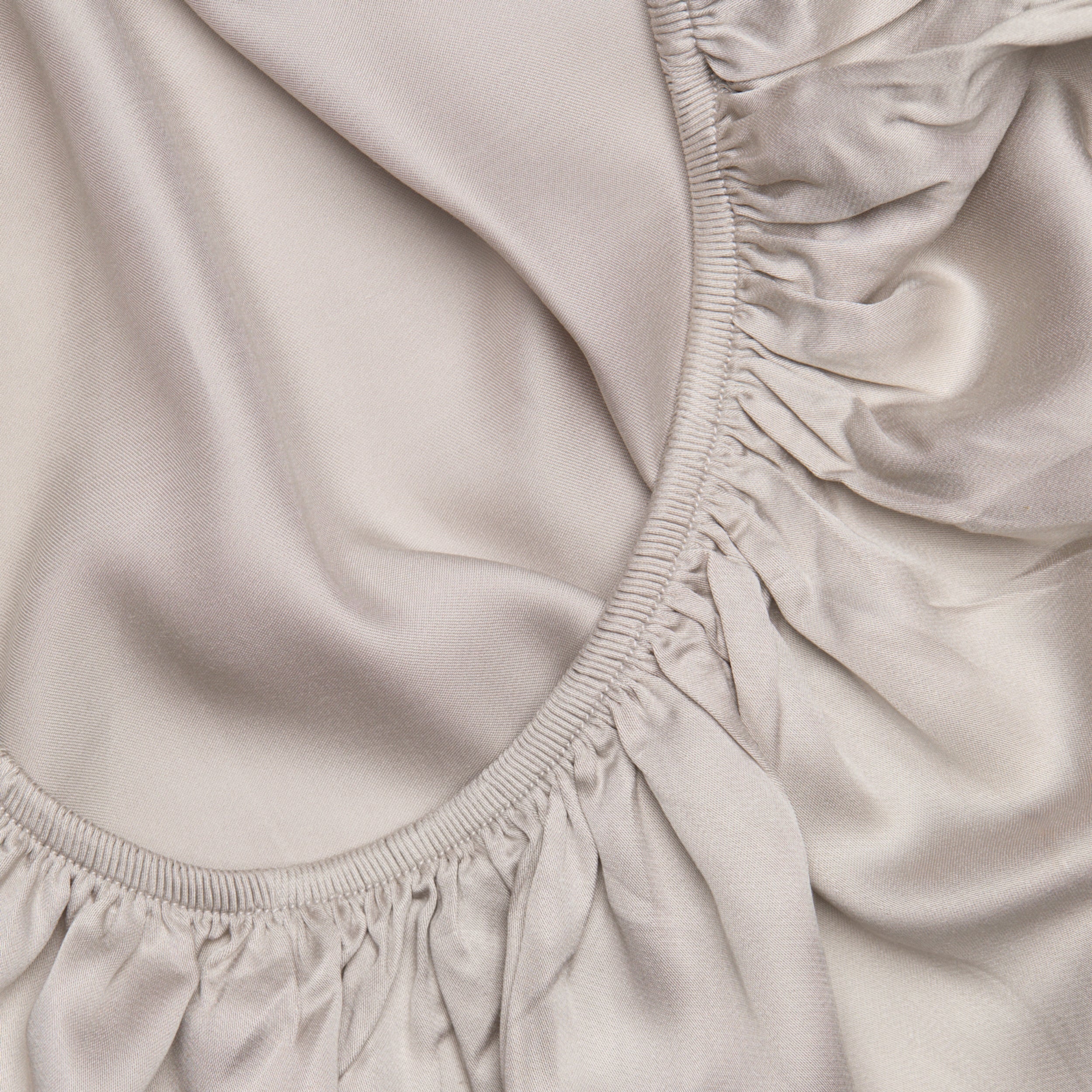 Detalj av formsydd laken i grått